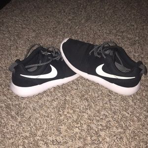 Black roshe Nike’s